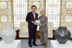 도 무형문화재 천한봉 선생, 경북도에 달항아리 2점 기증